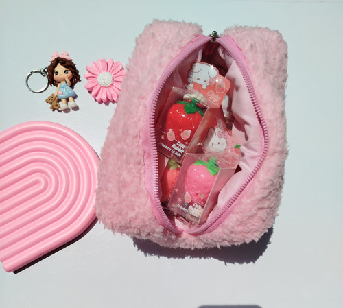بالم لب توت فرنگی پیکسل دارCute Rabbit