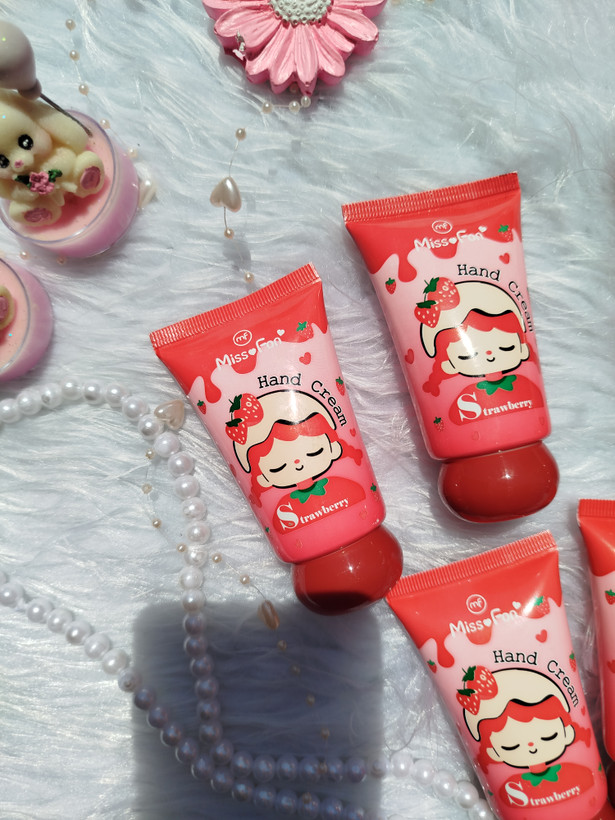 کرم دست آبرسان توت فرنگیMiss.Fon